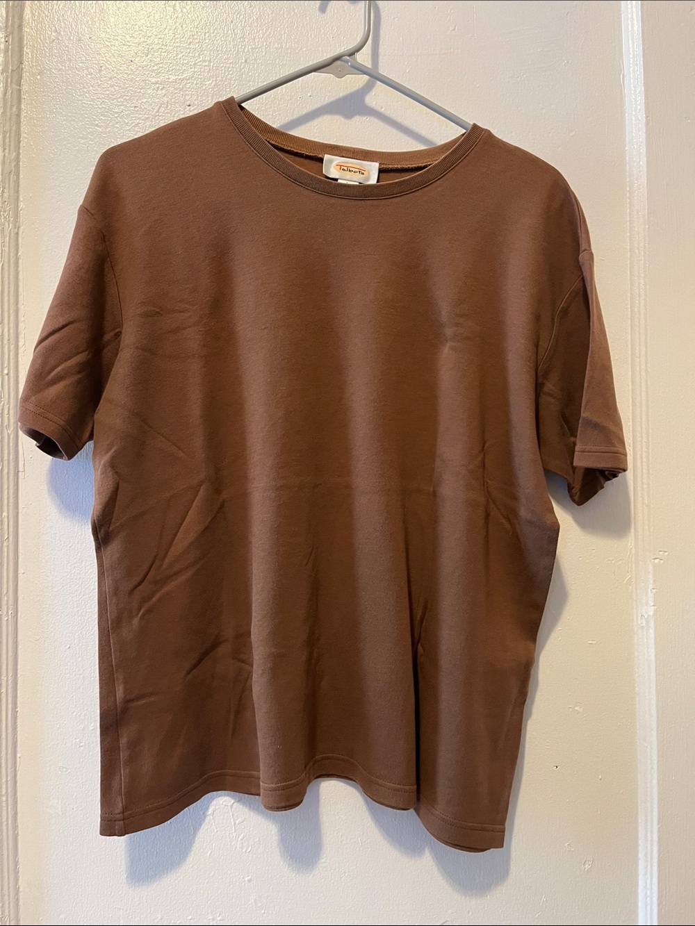 Woman Short Sleeve Crewneck Tee in Chocolate Brown